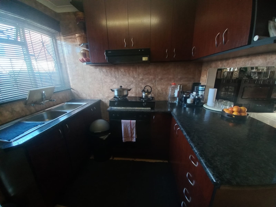 6 Bedroom Property for Sale in Woodlands Western Cape